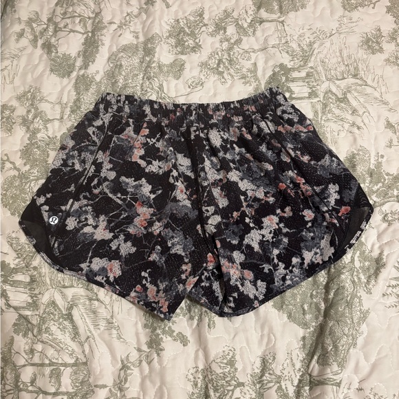 lululemon sz 8 Women's Hotty Hot Shorts Spring Bloom Multi Black running tennis - Picture 2 of 14